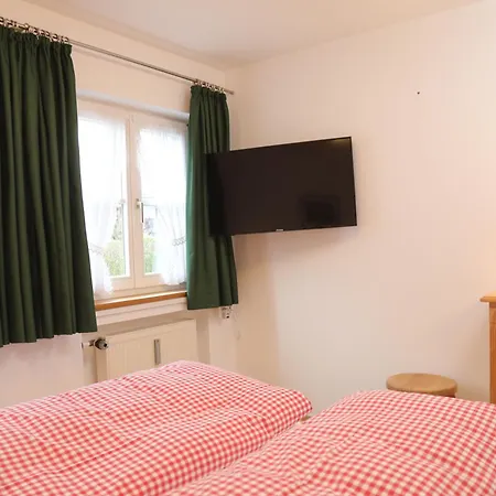 Almroeserl Apartmán *