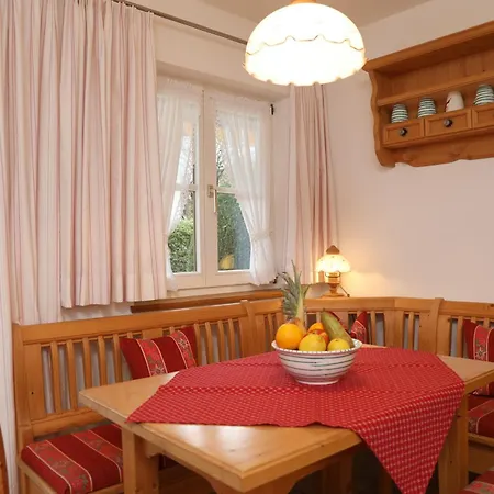 Almroeserl Apartmán *