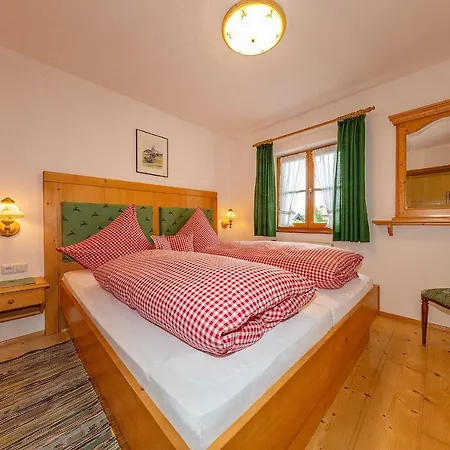 Almroeserl Apartmán *